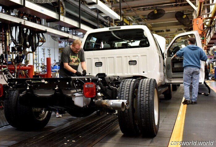 Ford, GM и Stellantis платили Tesla и Rivian миллиарды, пока Трамп не прекратил поддержку | Carscoops